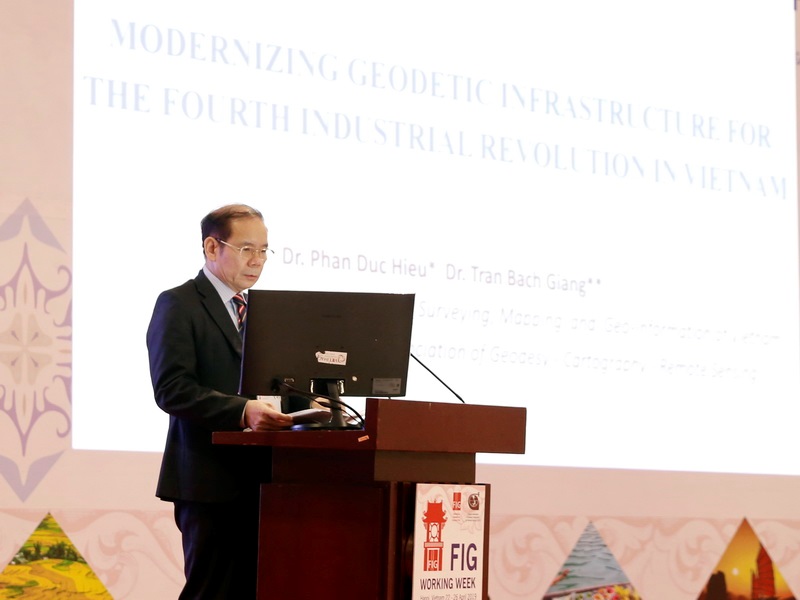 TS. Phan Đức Hiếu, Cục trưởng Cục Đo đạc, Bản đồ và Thông tin địa lý Việt Nam tại Phiên họp toàn thể của Tuần lễ làm việc của Hiệp đoàn đo đạc quốc tế năm 2019