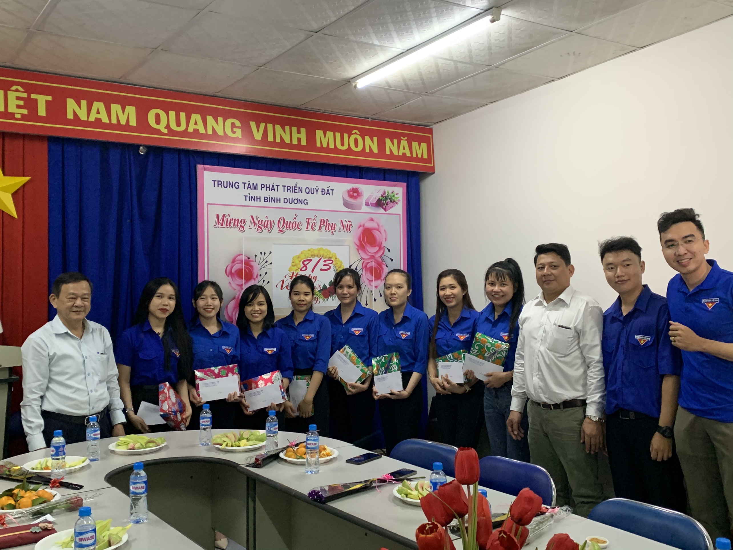 Lãnh đạo Trung tâm trao quà, chúc mừng các đồng chí nữ dịp 08/3